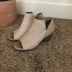 Sleek Nadia Peep toe booties